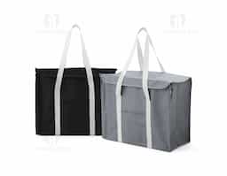A Bolsa Térmica de 34 litros, feita de nylon resistente, permite levar petiscos, lanches e bebidas de forma prática e segura, mantendo tudo fresquinho por mais tempo nos passeios. Conta com bolso frontal para utensílios, zíperes laterais, fechamento frontal com velcro e duas alças para facilitar o transporte. É a escolha perfeita para quem valoriza eficiência e segurança durante as refeições.