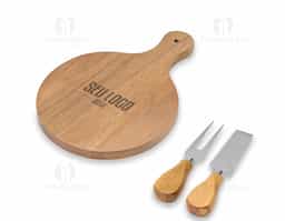 O kit de queijo contém três peças essenciais, apresentadas em um elegante estojo kraft. Inclui uma tábua de madeira redonda, projetada com um orifício para fácil manuseio, uma faca reta para cortes precisos e um garfo para servir. Ideal para quem aprecia momentos de degustação de queijos com praticidade e estilo.
