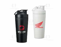 Para quem adora preparar bebidas, seja para confraternizar com amigos ou curtir um drink sozinho, a nossa Coqueteleira Térmica de 700ml em inox é a escolha perfeita. Com ela, é possível preparar bebidas deliciosas tanto para um pós-treino, quanto para o seu home bar! Sua tampa rosqueável possui fechamento com trava para dar maior segurança durante o preparo, e alça integrada flexível para um melhor manuseio. Além disso, nossa coqueteleira acompanha misturador de mola muito eficaz para achocolatados, shakes, misturar suplementos e entre outros. Seu principal diferencial está na conservação térmica, deixando as bebidas mais saborosas e frescas por muito mais tempo.