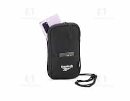 Bolsa de ombro feita em rPET resistente à água, com compartimento principal e um bolso frontal externo, além da alça regulável. É a praticidade para guardar e encontrar rapidamente os itens do dia a dia, além de ser um acessório estiloso e moderno.