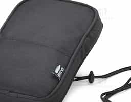 Bolsa de ombro feita em rPET resistente à água, com compartimento principal e um bolso frontal externo, além da alça regulável. É a praticidade para guardar e encontrar rapidamente os itens do dia a dia, além de ser um acessório estiloso e moderno.