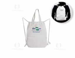 Liberdade para usar como quiser. Nossa mochila versátil, feita em lona resistente, é perfeita para as necessidades do dia a dia, podendo ser usada tanto nas costas ou através de suas alças, transformando-a em uma sacola estilosa.  Além disso, possui um amplo espaço no compartimento principal, fechado pelas alças de cordão, e conta com um bolso frontal com zíper, garantindo a segurança dos pertences.