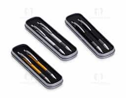 Com este conjunto de caneta e lapiseira metálicas, escrever será uma experiência ainda mais sofisticada e elegante. O estojo em metal que as acomoda, possui revestimento em espuma para evitar riscos. A caneta possui carga esferográfica azul de 1.0mm, com acionamento por clique, já a lapiseira possui grafite 0.7mm.