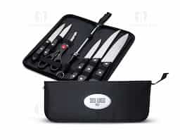 O churrasco vai ficar ainda melhor com o nosso kit de 7 peças em inox, incluso: uma faca de chef de 7 polegadas; uma faca de desossa de 7 polegadas; uma faca para fatiar de 4,5 polegadas, uma faca de descascar de 4,5 polegadas, uma faca de legumes de 3 polegadas; uma chaira, essencial para manter as facas sempre afiadas; e uma tesoura multiuso para cortar alimentos, legumes, verduras e carnes, todas as peças possuem cabo plástico. Além disso, a tesoura possui pequenos dentes entre os cabos que funcionam como um quebra-nozes. O kit também acompanha uma plaquinha de metal, permitindo a personalização para dar um toque único ao estojo e ainda mais estilo quando for preparar aquele churrasco de respeito.