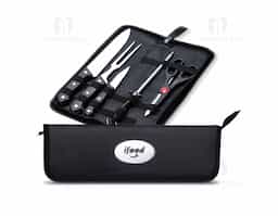 Churrascos irresistíveis começam com os utensílios certos! Nosso kit de 5 peças em inox, com cabos plásticos e estojo em nylon, inclui: uma faca chef de 7 polegadas, versátil para diversas tarefas na cozinha; uma faca de legumes de 3 polegadas, ideal para descascar e cortar vegetais; um garfo perfeito para dominar a grelha; uma chaira, essencial para manter as facas sempre afiadas; e uma tesoura multiuso para cortar alimentos, legumes, verduras e carnes. Além disso, a tesoura possui pequenos dentes entre os cabos que funcionam como um quebra-nozes. O kit também acompanha uma plaquinha de metal, permitindo personalizar e dar um toque único ao churrasco. Este kit é perfeito para preparar churrascos deliciosos!