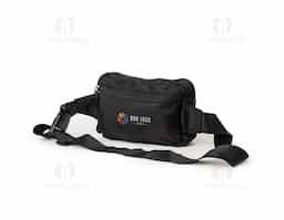 Liberte os movimentos e mantenha os pertences seguros com nossa pochete versátil! Perfeita para o dia a dia, ela libera as mãos enquanto carrega tudo o que precisa. Confeccionada em nylon impermeável, oferece proteção contra a água, garantindo que os itens essenciais fiquem protegidos. Com dois compartimentos com zíper, sendo o principal com um bolso de malha elástica, é possível organizar dinheiro, chaves, fones de ouvido, maquiagens e muito mais. As alças ajustáveis permitem que ela seja usada de várias maneiras: na cintura, transversal ou como bolsa de ombro, oferecendo versatilidade e conforto.