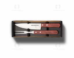 Aproveite seus momentos de churrasco com o Kit Churrasco 2 Peças. Este conjunto vem em um estojo de papel kraft. O kit inclui uma faca de 7 polegadas e um garfo, ambos em inox com cabos de madeira. Um churrasco de respeito merece utensílios de qualidade!