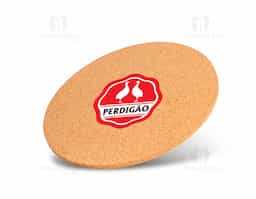 O descanso de panela serve para proteger mesas e outras superfícies do calor excessivo das panelas e assadeiras que acabaram de sair do forno ou fogão. Feito em cortiça, um material leve, ecológico e que é conhecida por sua durabilidade e resistência ao calor, além de ter um design natural com um visual único. Suas panelas não deixarão mais nada marcado!