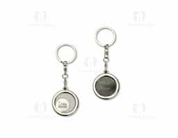 Chaveiro porta-foto em inox. Possui uma fina capa transparente removível para proteger a foto e corrente com gancho preso ao chaveiro.