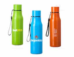 A garrafa em inox possui capacidade de 750 ml, ideal para manter suas bebidas à temperatura desejada. Sua tampa rosqueável assegura um fechamento seguro, enquanto a alça facilita o transporte, tornando-a uma opção prática para atividades diárias ou viagens. Um item funcional para quem busca qualidade e conveniência.