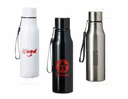 A garrafa em inox possui capacidade de 750 ml, ideal para manter suas bebidas à temperatura desejada. Sua tampa rosqueável assegura um fechamento seguro, enquanto a alça facilita o transporte, tornando-a uma opção prática para atividades diárias ou viagens. Um item funcional para quem busca qualidade e conveniência.