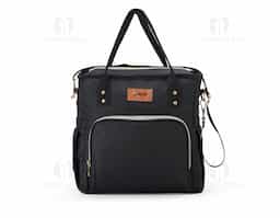 Que tal uma bolsa térmica eficiente para passeios, faculdade ou trabalho? Nossa bolsa térmica de 17 Litros é a escolha perfeita! Feita com tecido Oxford, ela possui dois compartimentos, incluindo um frontal, além de bolsos laterais com elástico para manter tudo organizado. O compartimento principal possui revestimento térmico soldado antivazamento, garantindo a temperatura ideal dos alimentos e bebidas, sem risco de vazamentos de líquidos. É uma bolsa térmica versátil e prática, vem com alça de mão, transversal regulável e etiqueta em couro sintético pronta para personalização.