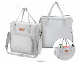 Que tal uma bolsa térmica eficiente para passeios, faculdade ou trabalho? Nossa bolsa térmica de 17 Litros é a escolha perfeita! Feita com tecido Oxford, ela possui dois compartimentos, incluindo um frontal, além de bolsos laterais com elástico para manter tudo organizado. O compartimento principal possui revestimento térmico soldado antivazamento, garantindo a temperatura ideal dos alimentos e bebidas, sem risco de vazamentos de líquidos. É uma bolsa térmica versátil e prática, vem com alça de mão, transversal regulável e etiqueta em couro sintético pronta para personalização.