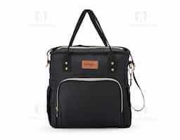 Que tal uma bolsa térmica eficiente para passeios, faculdade ou trabalho? Nossa bolsa térmica de 17 Litros é a escolha perfeita! Feita com tecido Oxford, ela possui dois compartimentos, incluindo um frontal, além de bolsos laterais com elástico para manter tudo organizado. O compartimento principal possui revestimento térmico soldado antivazamento, garantindo a temperatura ideal dos alimentos e bebidas, sem risco de vazamentos de líquidos. É uma bolsa térmica versátil e prática, vem com alça de mão, transversal regulável e etiqueta em couro sintético pronta para personalização.