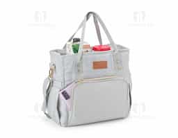 Que tal uma bolsa térmica eficiente para passeios, faculdade ou trabalho? Nossa bolsa térmica de 17 Litros é a escolha perfeita! Feita com tecido Oxford, ela possui dois compartimentos, incluindo um frontal, além de bolsos laterais com elástico para manter tudo organizado. O compartimento principal possui revestimento térmico soldado antivazamento, garantindo a temperatura ideal dos alimentos e bebidas, sem risco de vazamentos de líquidos. É uma bolsa térmica versátil e prática, vem com alça de mão, transversal regulável e etiqueta em couro sintético pronta para personalização.