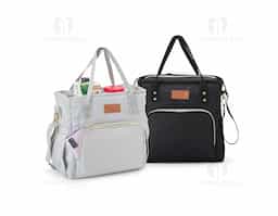 Que tal uma bolsa térmica eficiente para passeios, faculdade ou trabalho? Nossa bolsa térmica de 17 Litros é a escolha perfeita! Feita com tecido Oxford, ela possui dois compartimentos, incluindo um frontal, além de bolsos laterais com elástico para manter tudo organizado. O compartimento principal possui revestimento térmico soldado antivazamento, garantindo a temperatura ideal dos alimentos e bebidas, sem risco de vazamentos de líquidos. É uma bolsa térmica versátil e prática, vem com alça de mão, transversal regulável e etiqueta em couro sintético pronta para personalização.