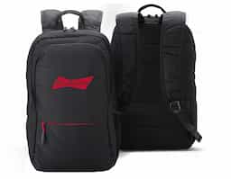 Mochila feita de nylon, com tecido resistente a água e até 25 litros de capacidade em seu interior. Possui 3 compartimentos, sendo o principal com bolso para notebook de até 17 polegadas. Com divisórias internas para acessórios, a mochila possui 1 bolso lateral e alça para encaixe em malas de viagens.