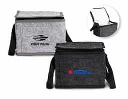  Compacta e de fácil transporte. Feita em feltro, capacidade de 6 litros, com revestimento térmico em PEVA atóxico e bolso extra na parte frontal, esta bolsa une praticidade e qualidade na hora de refrigerar cada produto e manter a temperatura dos alimentos ideais para o consumo.