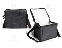 Compacta e de fácil transporte. Feita em feltro, capacidade de 6 litros, com revestimento térmico em PEVA atóxico e bolso extra na parte frontal, esta bolsa une praticidade e qualidade na hora de refrigerar cada produto e manter a temperatura dos alimentos ideais para o consumo.