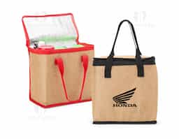 Bolsa térmica confeccionada em linho, material que combina resistência, leveza e um aspecto natural elegante. Com capacidade de até 14 litros, é ideal para o transporte de alimentos e bebidas no dia a dia. Sua textura característica proporciona um visual sofisticado, unindo durabilidade e proposta sustentável em um produto funcional e versátil.