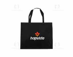 Carregar itens do dia a dia ficou ainda mais fácil! Nossa sacola é uma solução prática para facilitar a rotina, seja para as compras na feira, no mercado ou em qualquer evento. Feita em poliéster, ela possui alças reforçadas costuradas internamente, proporcionando maior durabilidade. Essa sacola é versátil e sempre útil!