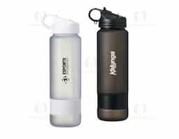 Squeeze plástico com capacidade de 900ml com acabamento fosco e detalhe emborrachado na parte inferior. Possui tampa rosqueável com alça integrada e bico flip com tampa protetora. Acompanha canudo.