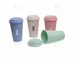 Copo de fibra de bambu com capacidade de 450ml. Conta com tampa prática, que possui abertura no bocal para facilitar o uso. Fabricado com material sustentável, é uma opção ecológica e possui textura diferenciada, proporcionando um toque único e agradável. Ideal para quem busca praticidade e consciência ambiental.