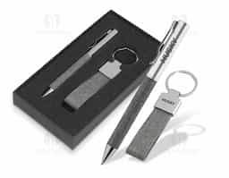 Kit para escritório composto por itens em metal e detalhes em PET reciclado. Inclui um chaveiro metálico e uma caneta de alta qualidade, ideal para um ambiente de trabalho funcional e sustentável. Design moderno e durável, combinando praticidade e respeito ao meio ambiente.