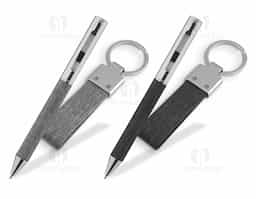 Kit para escritório composto por itens em metal e detalhes em PET reciclado. Inclui um chaveiro metálico e uma caneta de alta qualidade, ideal para um ambiente de trabalho funcional e sustentável. Design moderno e durável, combinando praticidade e respeito ao meio ambiente.
