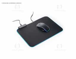 Tapete para jogos em poliéster com base antiderrapante em borracha. Iluminação periférica em RGB, configurada em 15 modos, proporciona uma melhor experiência de jogo. A configuração destas luzes pode ser realizada manualmente permitindo que estabeleça o seu padrão favorito. Cabo resistente de 1.5 m desenvolvido para um uso prolongado. Fornecido em caixa presente. 250 x 350 x 4 mm | Caixa: 60 x 365 x 60 mm