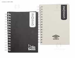 Agenda diária 2026 com capa dura em prime, bolso plástico interno e encadernação Wire-O. Contém páginas dedicadas dados pessoais, calendários de 2025 até 2027, lista de contatos, planejamento diário e mapas
