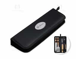 Kit churrasco 4 peças em estojo de nylon com alça. Possui: pegador, garfo, faca e espátula de madeira, acompanha plaquinha para personalização, proteções plásticas(faca e garfo) e parte interna com elástico para guardar as peças.