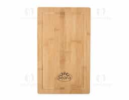 Kit para preparar os churrascos mais deliciosos, composto por cinco peças com lâminas em aço inox e cabos de madeira. Inclui três facas de 3", 4" e 6" polegadas, um garfo e uma tábua de bambu, todos acomodados em uma caixa de papelão. É a escolha perfeita para quem aprecia uma boa carne em momentos de celebração.  Altura :  39,2 cm