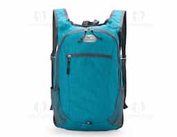 Prática e despojada, a nossa mochila dobrável de 16 litros é a escolha certa para uma rotina desde academia ao esporte, com facilidade. Compacta, pode ser guardada em formato de estojo quando não estiver em uso, sendo a bolsa extra perfeita que não ocupa espaço. Produzida em Oxford, conta com um compartimento amplo com bolso, dois bolsos laterais em tela para garrafas ou itens essenciais, detalhe refletivo, tornando-o seguro durante viagens ou corridas a noite e um bolso frontal de fácil acesso para guardar documentos, chaves ou outros pertences. Além disso, a mochila conta com alças de ombro respiráveis que os mantêm mais frescos e confortáveis durante as aventuras ao ar livre. Perfeita para quem precisa de versatilidade e eficiência em uma só peça.