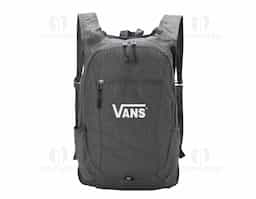 Prática e despojada, a nossa mochila dobrável de 16 litros é a escolha certa para uma rotina desde academia ao esporte, com facilidade. Compacta, pode ser guardada em formato de estojo quando não estiver em uso, sendo a bolsa extra perfeita que não ocupa espaço. Produzida em Oxford, conta com um compartimento amplo com bolso, dois bolsos laterais em tela para garrafas ou itens essenciais, detalhe refletivo, tornando-o seguro durante viagens ou corridas a noite e um bolso frontal de fácil acesso para guardar documentos, chaves ou outros pertences. Além disso, a mochila conta com alças de ombro respiráveis que os mantêm mais frescos e confortáveis durante as aventuras ao ar livre. Perfeita para quem precisa de versatilidade e eficiência em uma só peça.
