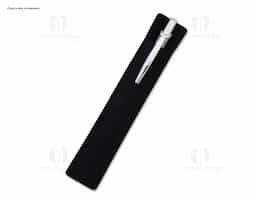 Estojo minimalista, inteiramente de veludo. Com espaço único para guardar uma caneta, um lápis ou somente uma lapiseira. Obs.: Não acompanha caneta.