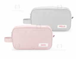 Item indispensável para facilitar viagens e a rotina do dia a dia, perfeita para guardar diversos itens como maquiagens, cremes e produtos de higiene de forma mais organizada. Resistente à água, nossa necessáire possui três compartimentos: um com divisórias, outro com dois bolsinhos e o principal, amplo e com tela, tornando-a ideal para levar desde escova de dente, cremes e até toalhas de mão. Feita em poliéster, ela é compacta cabendo facilmente em mochilas e malas. Ainda possui duas alças, sendo uma de mão e outra para chaves, além de um espaço em material emborrachado, que permite uma personalização exclusiva.