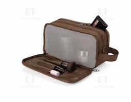 Item indispensável para facilitar viagens e a rotina do dia a dia, perfeita para guardar diversos itens como maquiagens, cremes e produtos de higiene de forma mais organizada. Resistente à água, nossa necessáire possui três compartimentos: um com divisórias, outro com dois bolsinhos e o principal, amplo e com tela, tornando-a ideal para levar desde escova de dente, cremes e até toalhas de mão. Feita em poliéster, ela é compacta cabendo facilmente em mochilas e malas. Ainda possui duas alças, sendo uma de mão e outra para chaves, além de um espaço em material emborrachado, que permite uma personalização exclusiva.