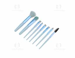 Mantenha seus pincéis organizados e protegidos durante o dia a dia. O nosso kit contém: 1 Pincel para pó, 1 pincel língua de gato para base, 1 pincel chanfrado para sombras, 1 pincel para esfumar, 1 pincel para lábios, 1 pincel para sombras, 1 pincel língua de gato pequeno, 1 pincel de escovinha, tudo isso em um lindo estojo de couro sintético. O item perfeito para presentear os amantes da beleza.