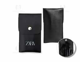 O nosso kit de pincéis para sombra é a combinação perfeita de elegância e funcionalidade. Com um design moderno e minimalista, os pincéis possuem diferentes tamanhos e formas, já suas cerdas são super macias, com textura fina e de alta densidade, permitindo aplicar a maquiagem com suavidade e precisão. E o melhor de tudo: o estojo em couro sintético deixa tudo arrumadinho e pronto para levar com você, para sua maquiagem estar sempre impecável!