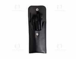 O nosso kit de pincéis para sombra é a combinação perfeita de elegância e funcionalidade. Com um design moderno e minimalista, os pincéis possuem diferentes tamanhos e formas, já suas cerdas são super macias, com textura fina e de alta densidade, permitindo aplicar a maquiagem com suavidade e precisão. E o melhor de tudo: o estojo em couro sintético deixa tudo arrumadinho e pronto para levar com você, para sua maquiagem estar sempre impecável!