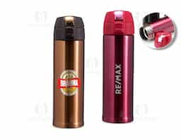 Para quem busca praticidade e desempenho em um só produto, a nossa garrafa térmica de 480ml é a escolha perfeita! Com tampa de trava segura e anel de silicone antivazamento, você pode carregá-la tranquilamente na bolsa ou mochila, sem se preocupar com vazamentos. O bocal foi projetado para uma experiência de consumo confortável, enquanto a vedação interna na tampa mantém as bebidas na temperatura ideal por muito mais tempo, seja quente ou fria. Compacta e eficiente, é a companheira ideal para acompanhar você em todos os momentos do dia!