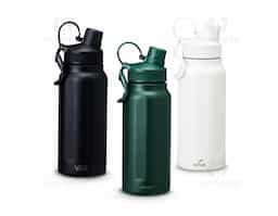 Esta garrafa térmica feita em inox 304, com capacidade de 750ml, é uma aliada confiável para manter sua bebida preferida sempre na temperatura certa. Com um design em faixas de relevo e tampa com alça, ela é fácil de transportar e possui uma proteção extra no bocal para manter tudo seguro e higiênico. Ideal para levar o calor do café ou a refrescância da água gelada onde quer que você vá!