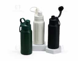 Esta garrafa térmica feita em inox 304, com capacidade de 750ml, é uma aliada confiável para manter sua bebida preferida sempre na temperatura certa. Com um design em faixas de relevo e tampa com alça, ela é fácil de transportar e possui uma proteção extra no bocal para manter tudo seguro e higiênico. Ideal para levar o calor do café ou a refrescância da água gelada onde quer que você vá!