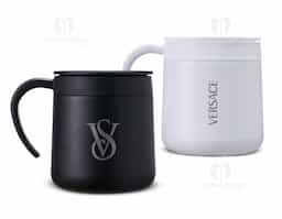 A companheira perfeita para manter bebidas na temperatura ideal por mais tempo. Feita em inox, com parede dupla e capacidade de até 350ml, esta caneca resistente e durável, tem tampa ajustável que evita derramamentos, trazendo ainda mais praticidade para o dia a dia.