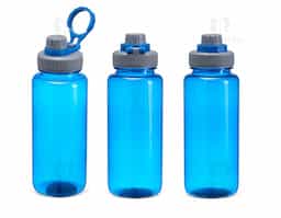 Grande na capacidade e compacta no design, nosso squeeze de 1 litro é a escolha certa para quem busca um produto resistente e prático para os dias de hidratação. Feita em plástico, ela se adapta ao seu ritmo, seja na academia, no parque ou no trabalho. Além disso, sua tampa é rosqueável e vem com uma proteção para o bocal e alça flexível, sendo uma verdadeira aliada na correria do dia.