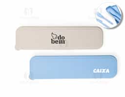Praticidade, leveza e sustentabilidade para as refeições diárias. O nosso kit de talheres, feito em palha de trigo, ajuda a reduzir o uso de descartáveis, contribuindo para um consumo mais sustentável. O kit vem com faca, garfo, colher e um estojo para mantê-los protegidos e organizados. Perfeito para levar na bolsa, seja em viagens, acampamentos ou no dia a dia de trabalho, proporcionando facilidade em todos os momentos.