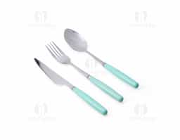 Nosso kit de talheres de três peças é perfeito para aproveitar as delícias de uma refeição de forma prática e organizada. Composto por faca, garfo e colher, feitos em metal e plástico para garantir um manuseio firme, além de proteção e organização. O kit acompanha um estojo plástico, tornando-se ideal para levar na bolsa, seja em viagens, acampamentos ou no dia a dia de trabalho, proporcionando facilidade em todos os momentos.