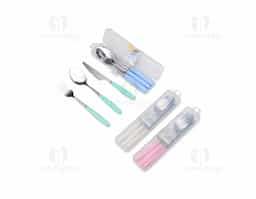 Nosso kit de talheres de três peças é perfeito para aproveitar as delícias de uma refeição de forma prática e organizada. Composto por faca, garfo e colher, feitos em metal e plástico para garantir um manuseio firme, além de proteção e organização. O kit acompanha um estojo plástico, tornando-se ideal para levar na bolsa, seja em viagens, acampamentos ou no dia a dia de trabalho, proporcionando facilidade em todos os momentos.