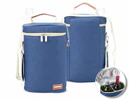 Bebidas geladinhas e frescas por muito mais tempo! O nosso porta-garrafas térmico é excelente para garantir a temperatura das bebidas em qualquer lugar. Feito em nylon com detalhes em couro sintético, contém divisória integrada à bolsa. Ele comporta até duas garrafas e ainda conta com um suporte para abridor ou outros acessórios. Além disso, vem com alça de mão e alça de ombro ajustável e removível para maior conforto e praticidade. E para torná-lo ainda mais especial, oferece espaço para personalização, deixando-o único e exclusivo.